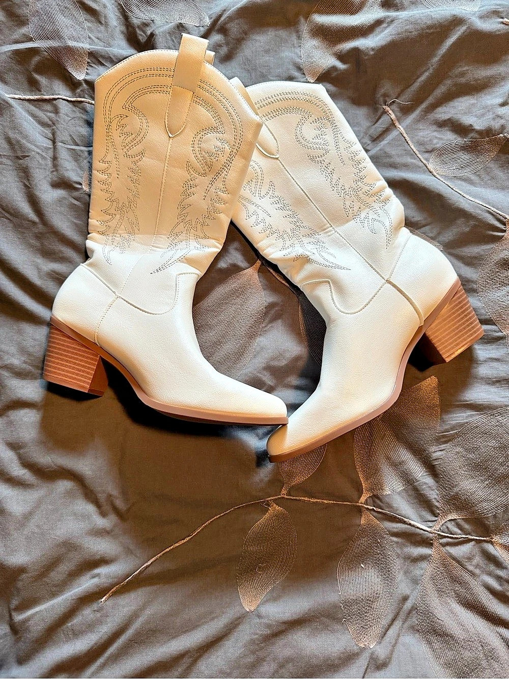 Embroidered Western Boots in White Like New